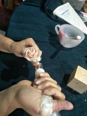 第5层花嘴继续打开，2点的时钟方向，花瓣也是没有瓣数的左手不要忘记转钉