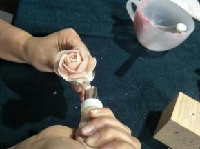 第5层花嘴继续打开，2点的时钟方向，花瓣也是没有瓣数的左手不要忘记转钉