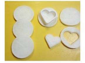 白萝卜和干贝洗净备用，白萝卜切成厚片，再用模具切成心形或自己喜欢的形状。             			