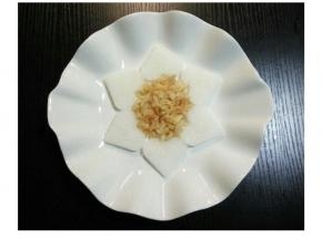 将心形萝卜摆在盘里，中间放上撕好的干贝。