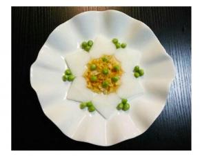再点缀绿豆放锅里蒸熟