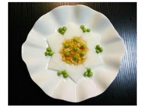 再点缀绿豆放锅里蒸熟