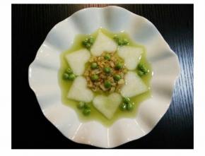 將洗淨菠菜放到榨汁机里榨制菠菜汁，另起锅倒入菠菜汁加入少許鹽烧开后，淋入蒸好的白蘿蔔里。