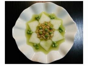 將洗淨菠菜放到榨汁机里榨制菠菜汁，另起锅倒入菠菜汁加入少許鹽烧开后，淋入蒸好的白蘿蔔里。