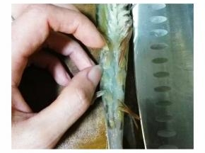 在虾的肚子上切一刀。