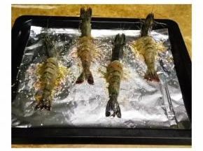 將蝦摆到烤盘上，然后抹上点油，撒上蒜盐和椒盐（可以重手點哈）