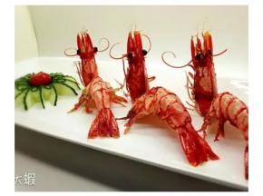 擺入盤中，拼砌一朵黃瓜花做裝飾，美美噠