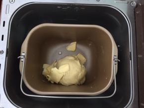 加入软化好的黄油，继续和面30分钟