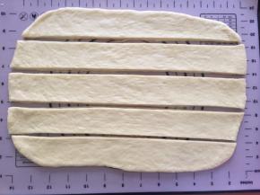 拿出排气，用擀面棒擀成长方形，切成几片