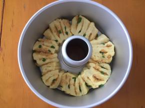 放入7寸中空模具中，用8寸更合适，家里没有，放入烤箱二次发酵30分钟