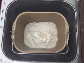 将黄油以上全部材料放入面包机，和面20分钟