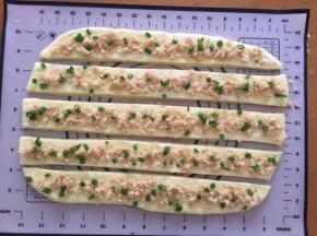抹上沙拉酱，，撒上葱花和肉松