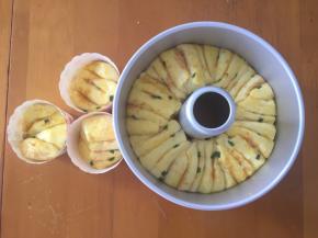 多余的我放入纸杯里了，二次发酵完成后刷上蛋液，放入预热好的烤箱160度，上下火，18分钟