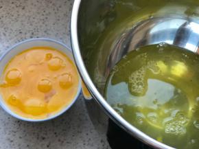 分开蛋清蛋黄混合香草精牛奶和油搅匀
