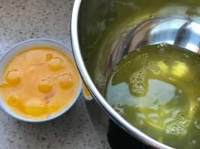 分开蛋清蛋黄混合香草精牛奶和油搅匀