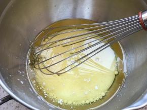 混合香草精牛奶和油搅匀