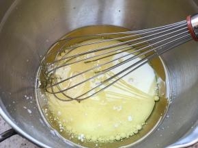 混合香草精牛奶和油搅匀