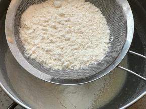 筛入低筋面粉