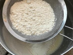 筛入低筋面粉