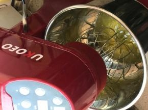 蛋白放入厨师机中，分三次加糖打发至干性发泡