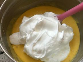 三分之一蛋白加入蛋黄糊中混合均匀