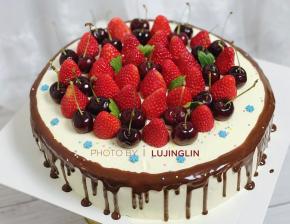 厨师机打发淡奶油，抹面，巧克力淋面，装饰水果