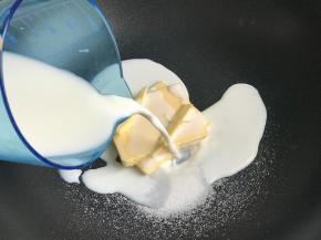 把黄油牛奶糖盐放入锅内