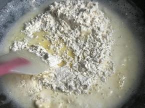 提前过筛一次面粉，加入，炒个半分钟左右关火