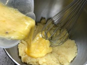 分次加入蛋液，搅匀后再加下一次