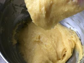 加蛋液的量不是必须的，直至提起刮刀呈现倒三角状