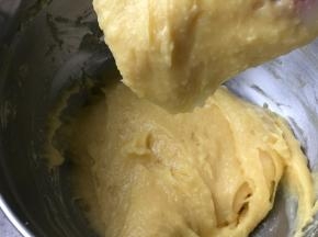 加蛋液的量不是必须的，直至提起刮刀呈现倒三角状