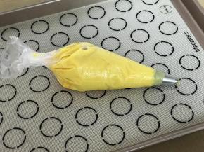 装入裱花袋内，我选择的齿状裱花嘴