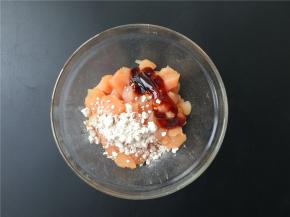 将鸡肉洗净切丁，加入适量淀粉和蚝油拌匀备用。