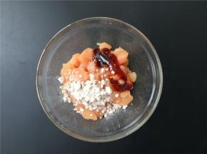 将鸡肉洗净切丁，加入适量淀粉和蚝油拌匀备用。