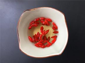 将枸杞用水浸泡20分钟。（也可以不泡）