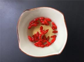 将枸杞用水浸泡20分钟。（也可以不泡）