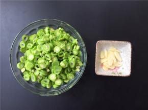 将四季豆切小圈，大蒜切片备用。