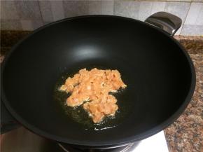 放入鸡肉翻炒至10秒。