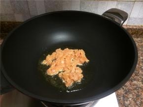 放入鸡肉翻炒至10秒。