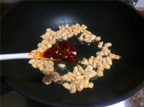 放入豆瓣酱翻炒10秒。