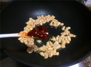 放入豆瓣酱翻炒10秒。
