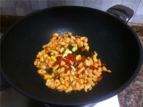 放入大蒜和枸杞翻炒10秒。