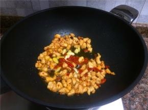 放入大蒜和枸杞翻炒10秒。