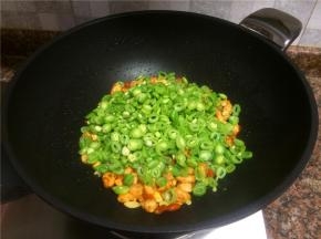放入四季豆翻炒2分钟。