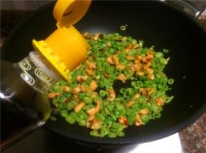 放入适量食盐和生抽翻炒1分钟即可出锅。