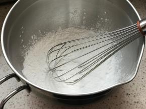 混合木薯粉和澄粉搅匀