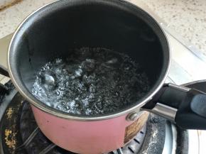 糖和水煮至冒泡，关火，晾凉