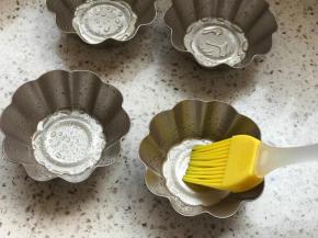 学厨蛋挞模刷一层油