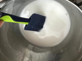 因为粉浆容易沉淀，头倒蛋挞模具之前搅匀