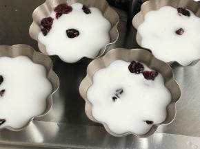 倒入模具中，配方刚好是4个学厨蛋挞模具